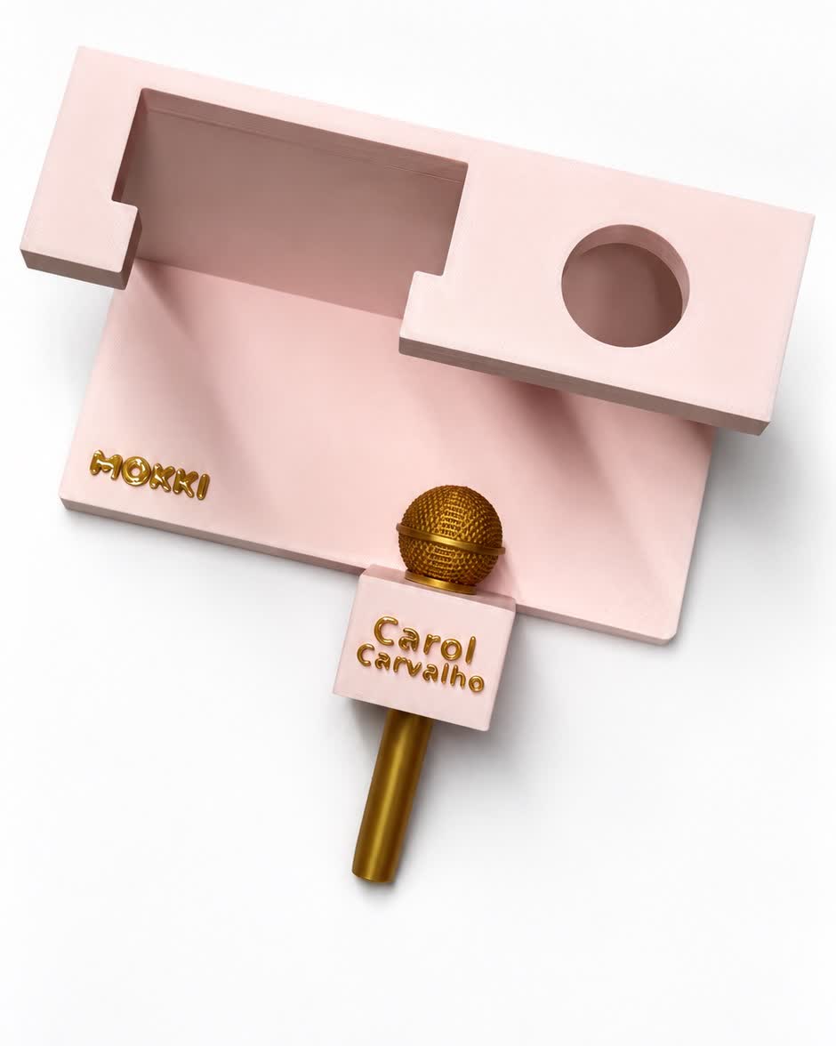 Suporte rosa impresso em 3D com mini microfone personalizado com o nome Carol Carvalho